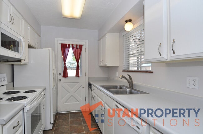 Building Photo - 687 E Countryside Ct