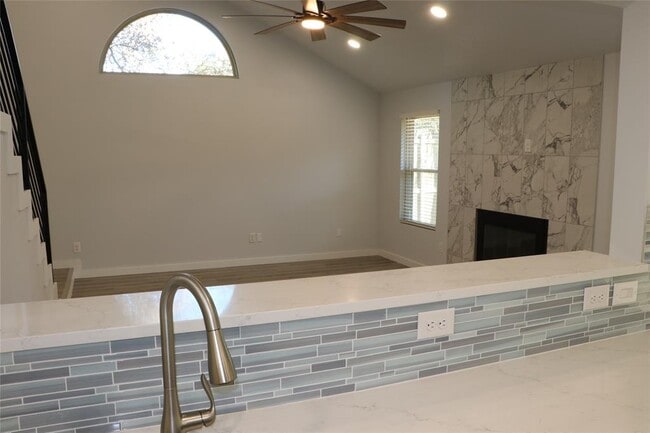 Building Photo - 8903 Mesa Dr