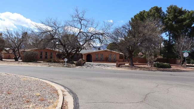 Building Photo - 1810 Town and Country Dr