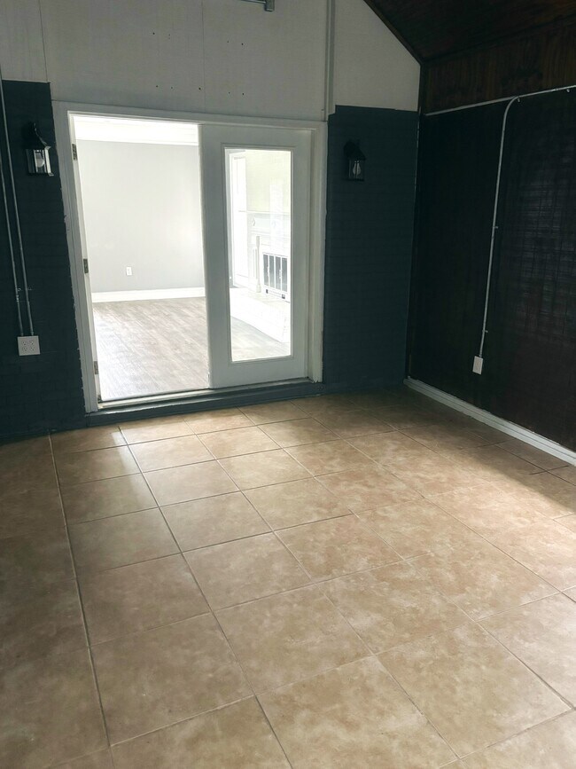 Building Photo - 82 Oliver Dr