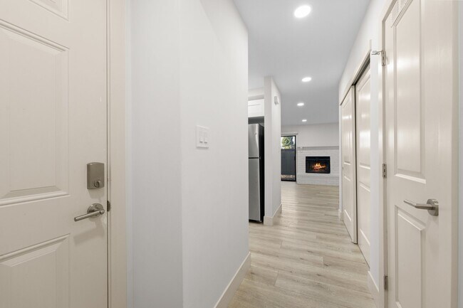 Building Photo - "Spacious 3-Bed Condo with 2 Baths in Citr...