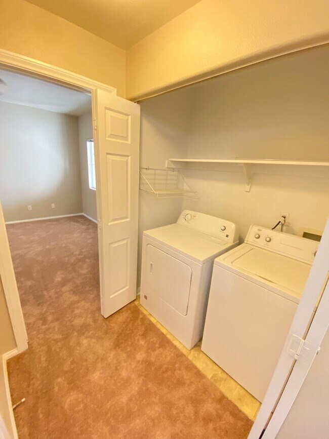 Building Photo - Charming 2 Bed/2Bath Condo nestled in this beautiful Green Valley Community!