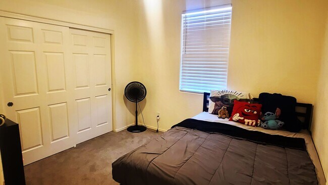 Building Photo - Like new 4-bedroom with Teen suite & Commu...