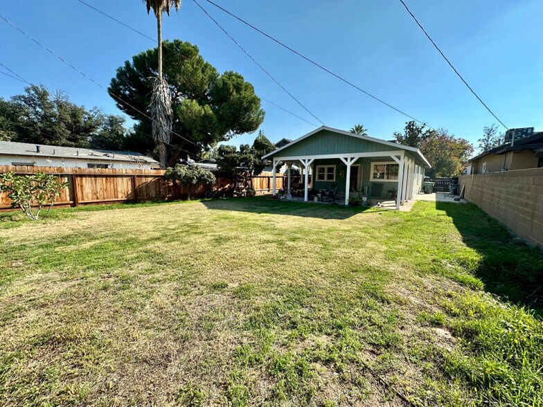 Building Photo - 1421 E Olive Ave