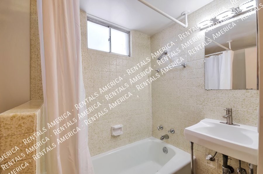 Building Photo - 1520 E Silver St