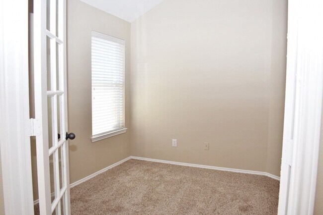 Building Photo - Beautiful 3-2-2 in desirable area of Fort ...