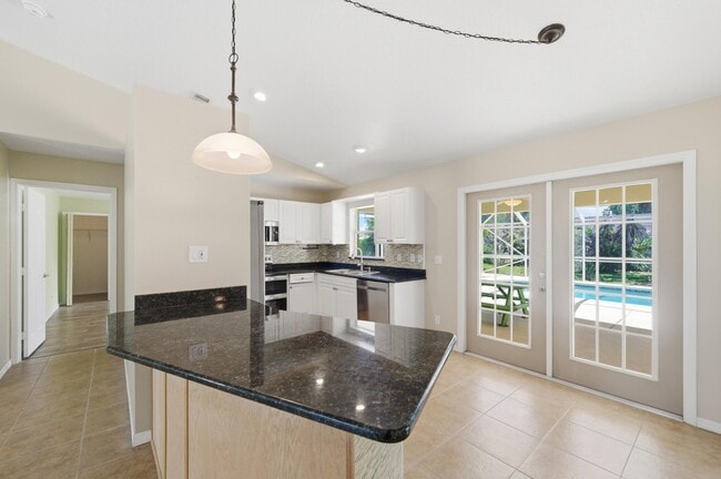 Building Photo - 1707 SE Manth Ln