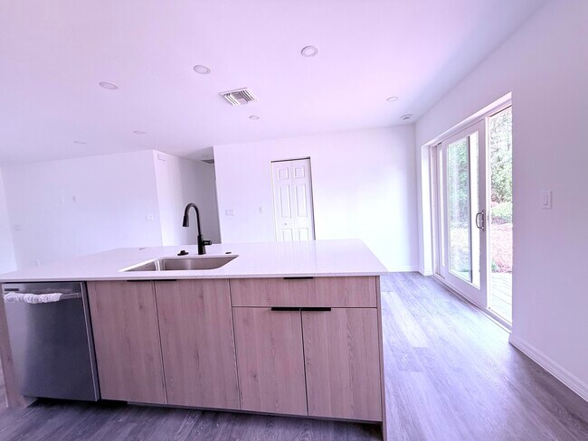 Building Photo - 382 McArthur Blvd
