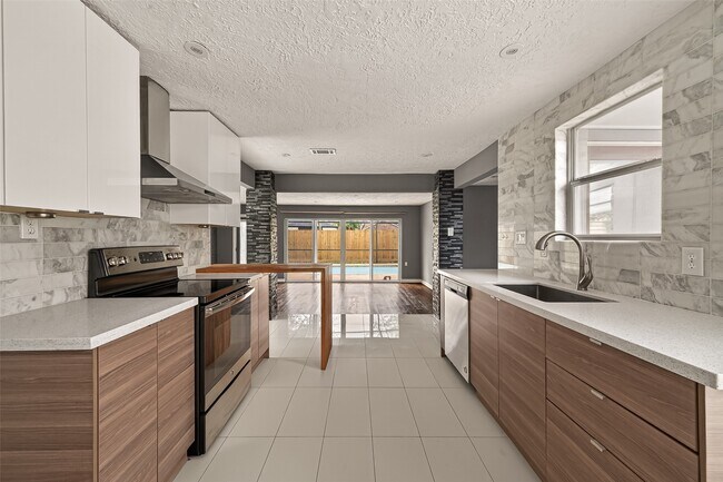 Building Photo - 2130 Round Lake Dr