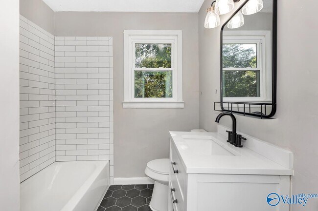 Building Photo - 4304 Lakeview Dr NW