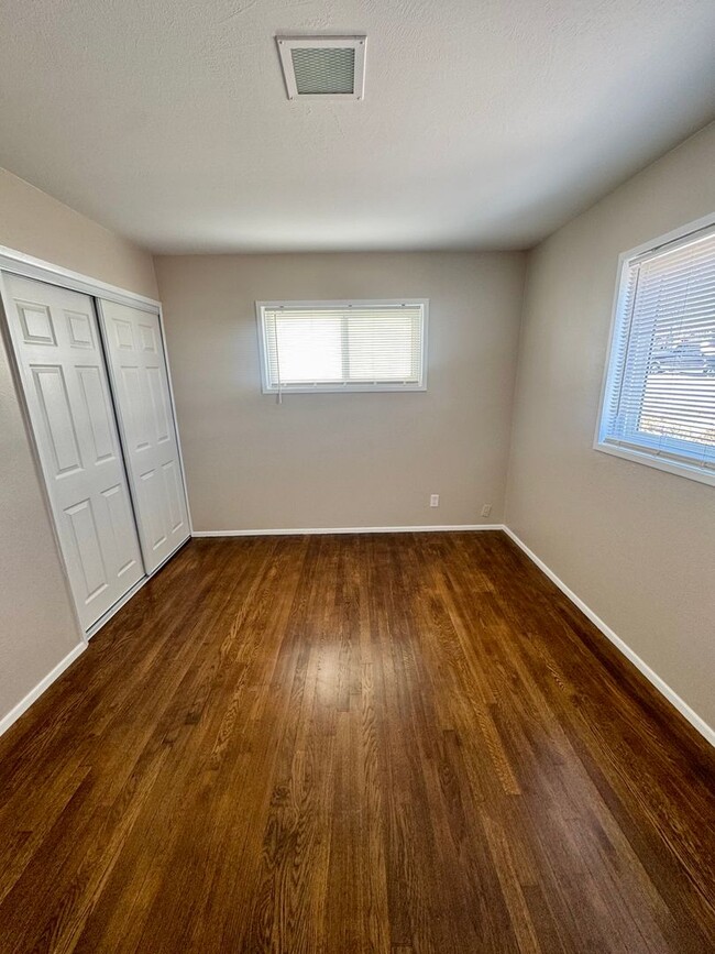 Building Photo - Updated 3 bedroom Centrally Located