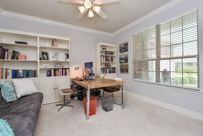 Building Photo - 1111 Majestic Oak