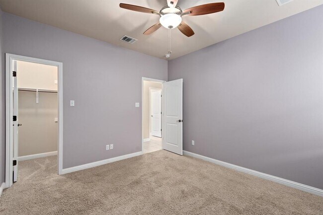 Building Photo - 880 Wild Rose Dr