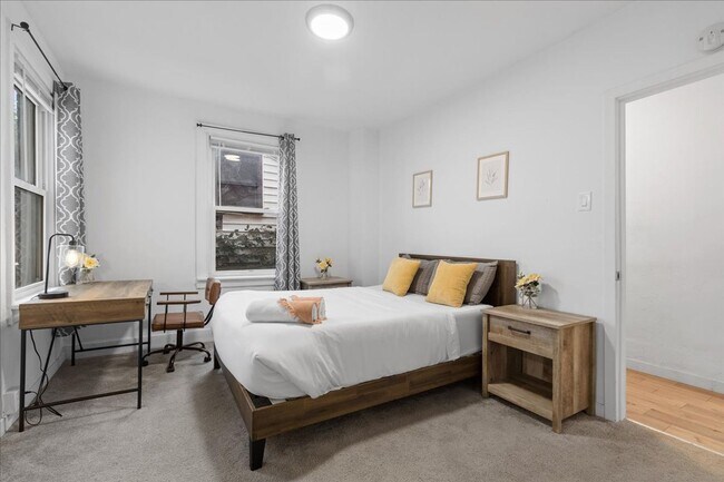 Building Photo - Renovated 3-bed, 2.5-bath house in Heart o...