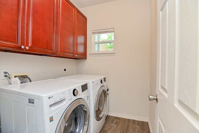 Building Photo - 1110 Louise St