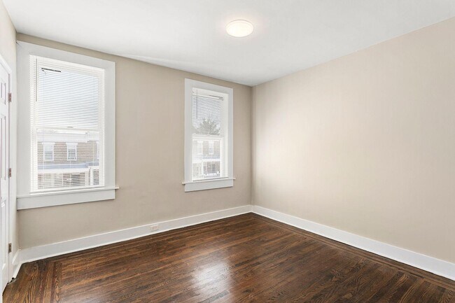 Building Photo - 2843 Pelham Ave
