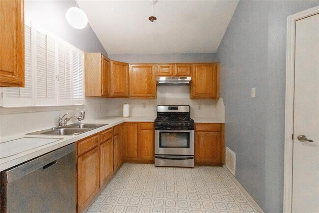 Building Photo - 2034 Creek Valley Ln