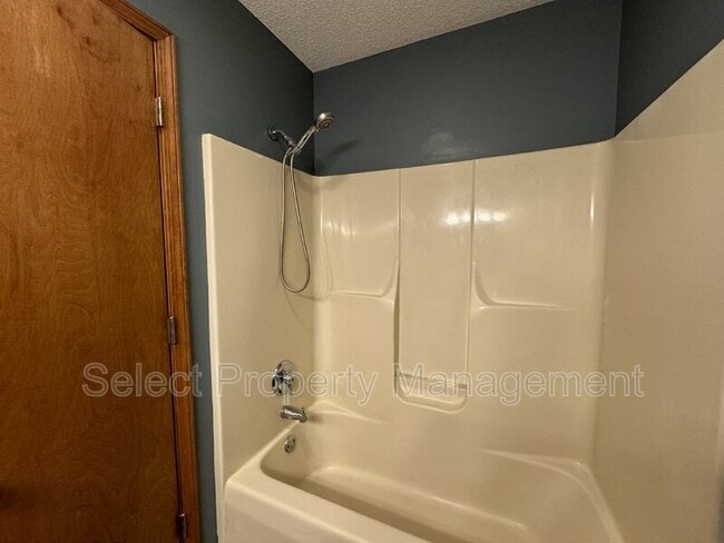 Building Photo - 627 Benderlock Way