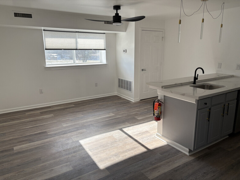 Building Photo - 150 N Main St