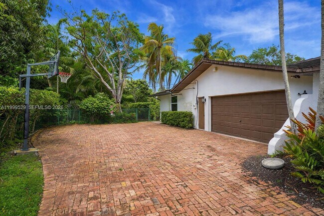 Building Photo - 15280 SW 72nd Ave