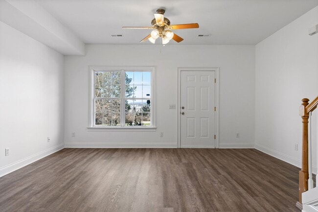 Building Photo - 3-bedroom 2-bathroom townhome now availabl...
