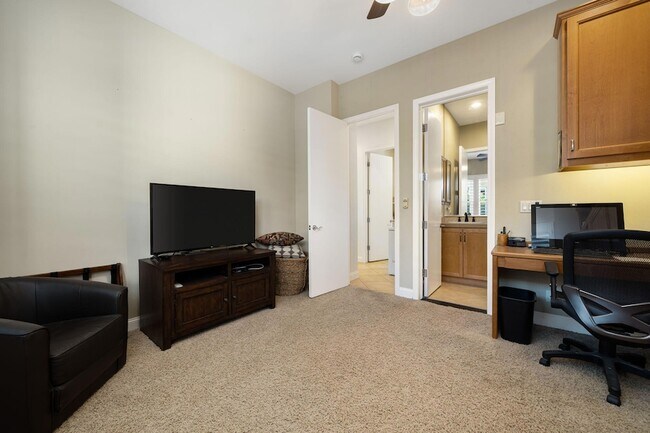 Building Photo - 96 Vía Bella