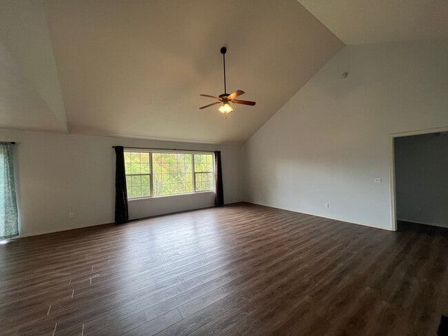 Building Photo - 5Br Basement Home