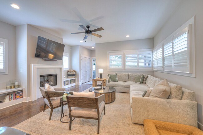 Building Photo - Luxurious 4BR Home Close to 12 South