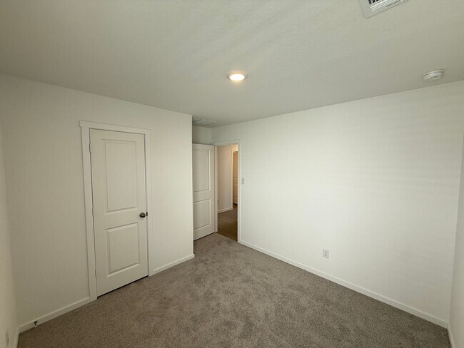 Building Photo - Brand New 4bd/2ba in Prime Location