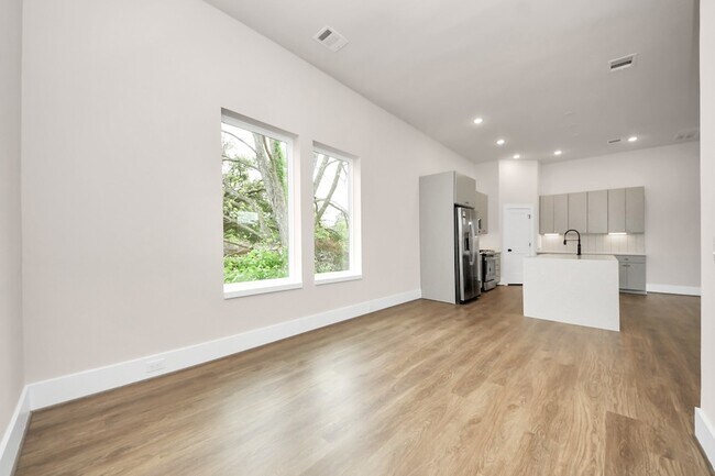 Building Photo - 783 Mansfield St