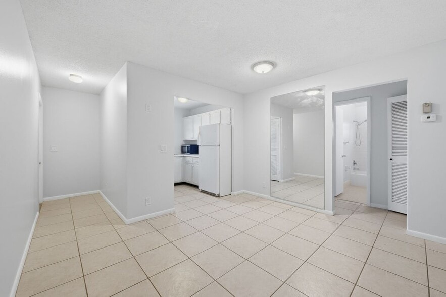 Building Photo - 410 W Palm St