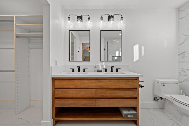 Building Photo - 11141 Limetree Dr