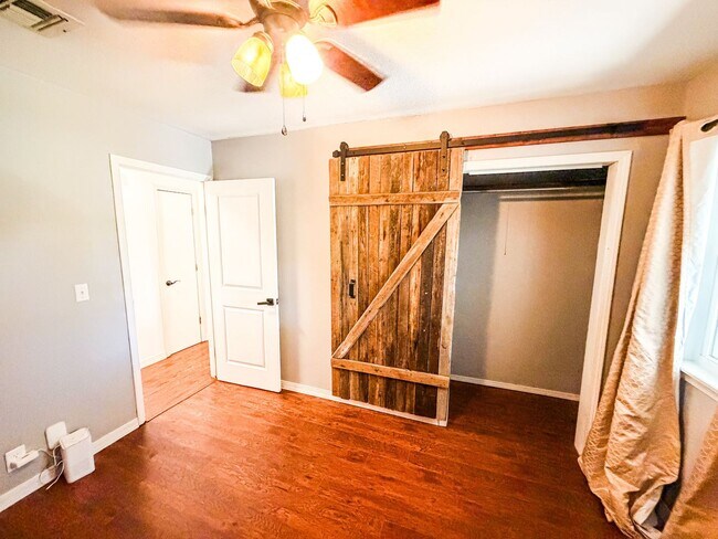 Building Photo - Fully Renovated Modern Farmhouse in Quiet Jennings