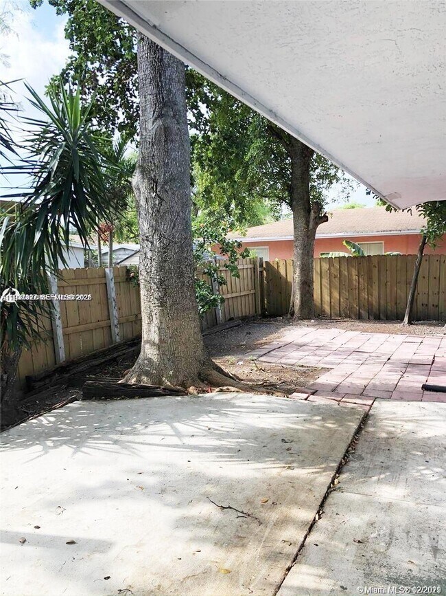 Building Photo - 1235 NE 3rd Ave