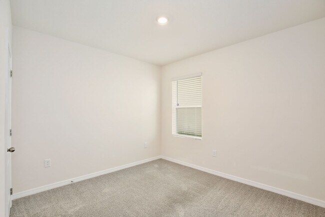 Building Photo - Beautiful 4 Bedroom, 2 bath home is Available for Rent in the Forest Lake Community!