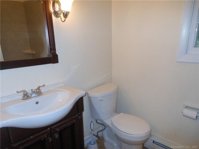 Building Photo - 646 Howe Ave