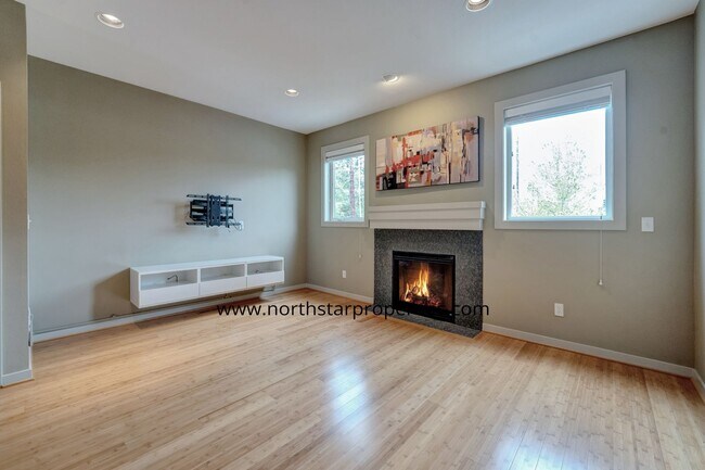 Building Photo - Stylish Multnomah Village Townhome