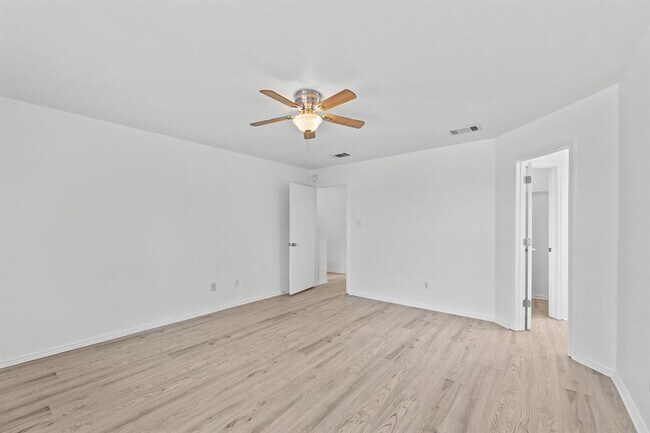 Building Photo - 722 Lavaca Loop