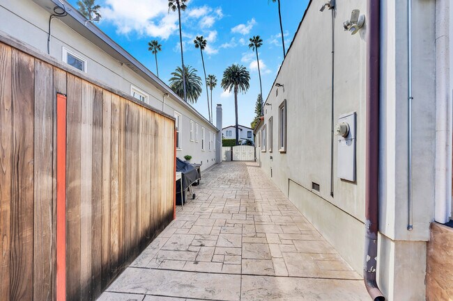 Building Photo - 326 N Doheny Dr