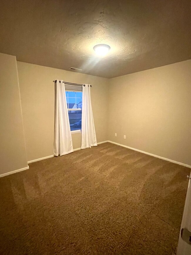 Building Photo - Charming Very Spacious 2-Story Home for Rent in Pasco, WA – Ideal Location Off Road 68!