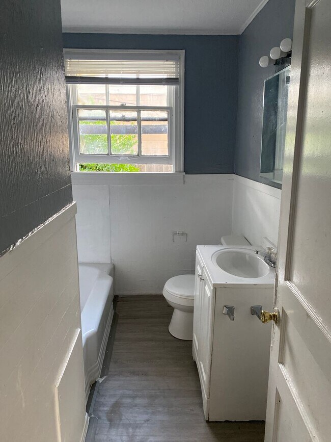 Building Photo - 2714 Dupont St