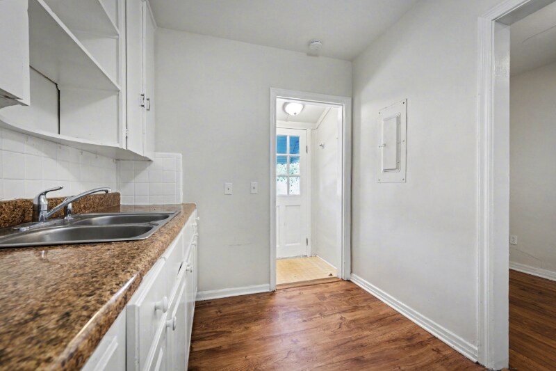 Building Photo - 2652 Merwyn Rd