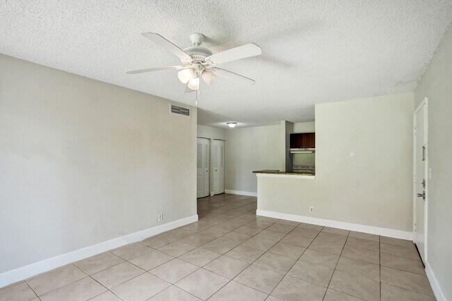 Building Photo - Updated 2 Bed, 2 Bath 1st Floor Condo with Garden Views in Lakes of Jacaranda, Plantation