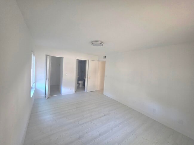 Building Photo - 205 Foxtail Dr