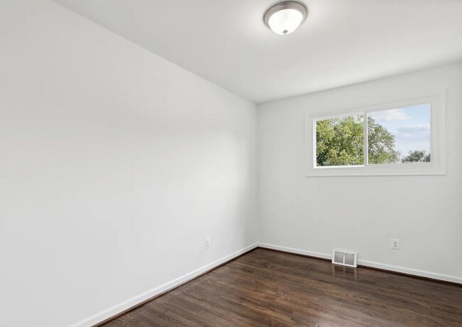 Building Photo - 5522 Lanham Way