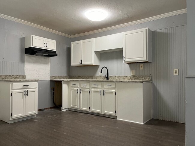 Building Photo - 3bd/1ba w/ Side Porch and Fully Fenced In Backyard!