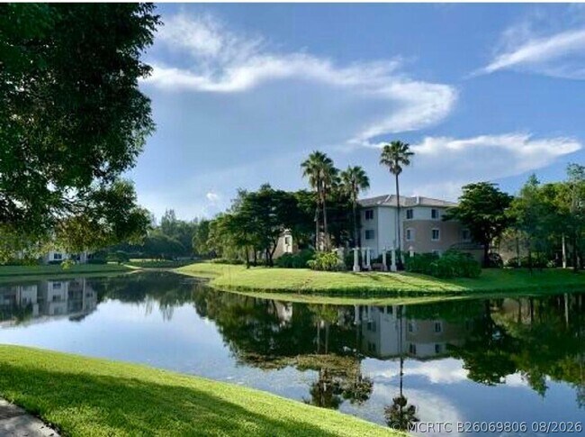 Building Photo - 400 Crestwood Ct N
