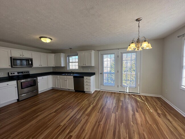 Building Photo - 3-bedroom, 3.5-bathroom nestled in Wyndhurst VA.