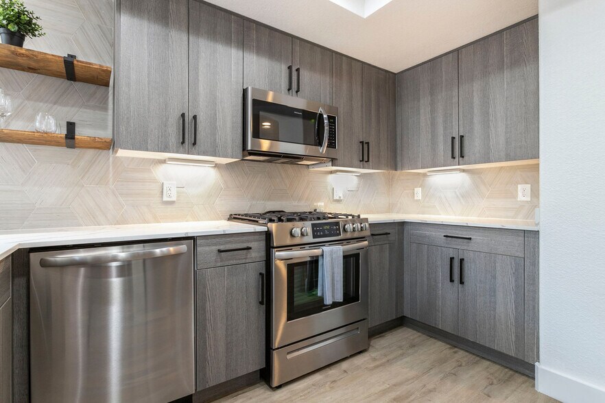 Building Photo - 15608 N 71st St