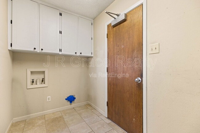 Building Photo - 429 Lindenwood Ln W